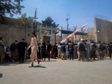 Pueblo afgano se reúne frente a la embajada francesa en Kabul.