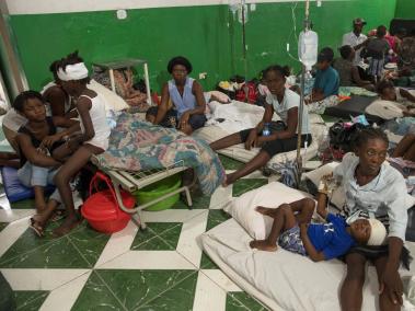 Pacientes y sus familiares permanecen hoy, en el hospital general de Les Cayes (Haití). Los hospitales del suroeste de Haití están al límite este lunes, mientras las autoridades incrementaron a 1.419 el número de fallecidos y a 6.900 el de heridos a causa del fuerte terremoto de magnitud 7,2 del sábado pasado.