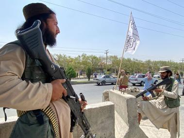 Combatientes talibanes patrullan en Kabul (Afganistán).