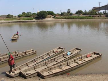 Canoas de pescadores frente a Sopaviento