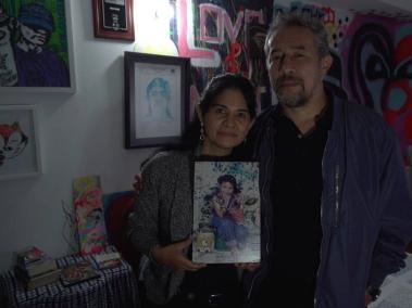 Adriana Lizarazo y Gustavo Trejos, padres de Diego Felipe Becerra. El cuarto del joven sigue intacto.