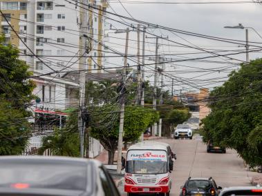 Las 'telarañas de cables' afectan el paisaje urbano de Barranquilla.