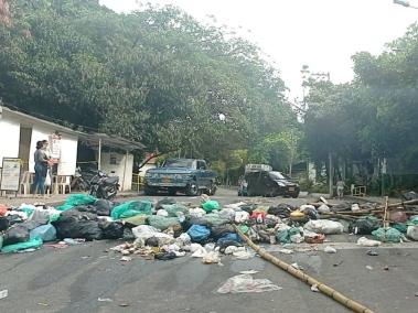 Habitantes de Floridablanca han bloqueado las calles con basuras.