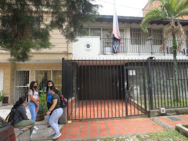 Leidy Vargas y Janet Calle, son dos de los venezolanos que llegan a diario al Consulado de Venezuela en Medellín en búsqueda de legalizar y renovar sus documentos.