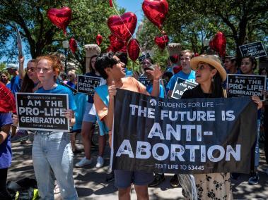 Los manifestantes pro-vida en protesta frente al capitolio del estado de Texas el 29 de mayo de 2021, en contra de ley de que prohíbe el aborto después de seis semanas