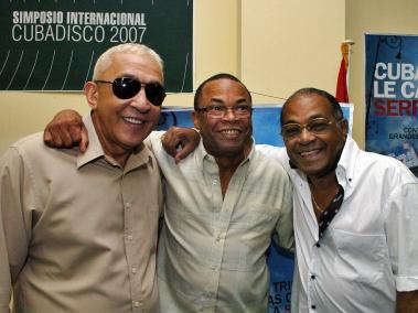 Adalberto Álvarez (centro), con Juan Formell, director de Los Van Van (izquierda) y César Pedroso, derecha, en La Habana, en el 2017.