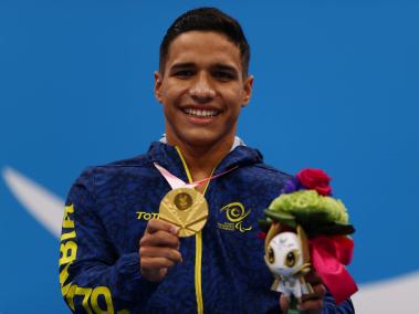 Carlos Daniel Serrano posa orgulloso con su medalla de oro.