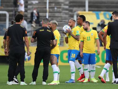 Los brasileños esperaron en la cancha a ver si el partido se podía reanudar.