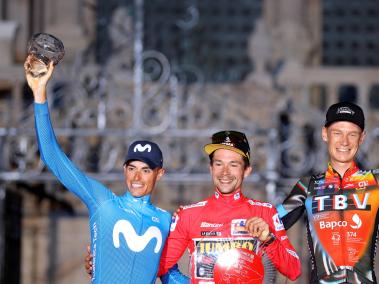 Enric Mas (izq.), segundo. Primoz Roglic, (centro), campeón, y Jack Haig, tercero. Podio de la Vuelta a España.