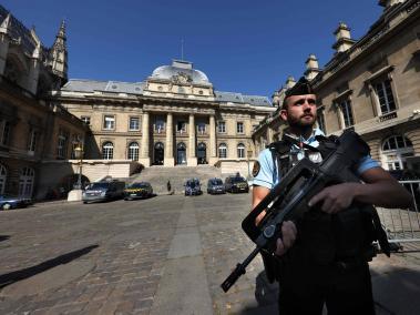 Un gendarme armado hace guardia el 2 de septiembre de 2021 en la entrada principal del Palais de Justice de París.