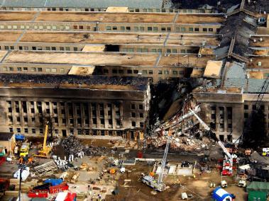 Rescatistas, FBI y bomberos atienden la emergencia días después del ataque al Pentágono, en Washington D. C.