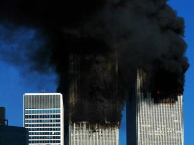 El humo negro emanaba de las Torres Gemelas tras los ataques terroristas con aviones secuestrados.