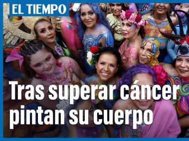 Sobrevivientes mexicanos de cáncer de mama pintan cuerpos para crear conciencia.