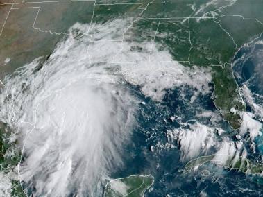 Imagen de la Oficina Nacional de Administración Oceánica y Atmosférica (NOAA) donde se muestra la situación del clima en el Golfo de México este lunes.