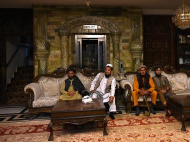 Combatientes talibanes sentados dentro de la casa del exvicepresidente afgano Abdul Rashid Dostum en el barrio de Sherpur en Kabul.
