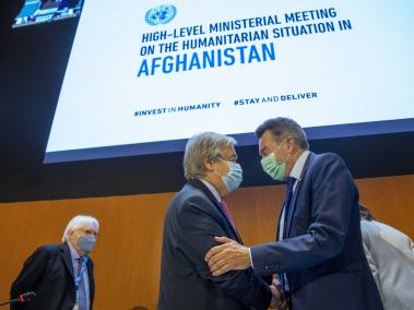 El secretario general de la ONU, Antonio Guterres (izq.), con Peter Maurer (der.), Presidente del Comité Internacional de la Cruz Roja (CICR), durante el evento sobre la situación humanitaria en Afganistán, el 3 de septiembre de 2021