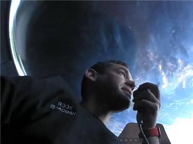 Jared Isaacman, el miembro de la tripulación de Inspiration4, se comunica mientras mira por una ventana de observación mientras está en órbita.