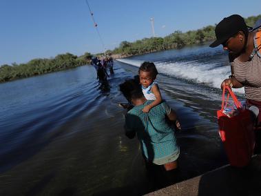 Migrantes procedentes de Haití cruzan el río Bravo, en la fronteriza Ciudad Acuña (México).