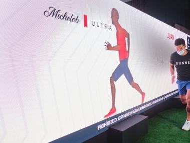Los participantes a correr un tramo de 10 metros y a competir junto a una imagen de Usain Bolt.