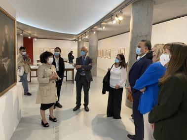 Un momento de la visita a la exposición conducida por sus comisarias, Esther García Guillén y María Esmeral.