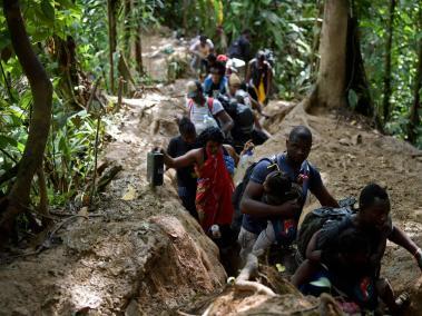 Los migrantes haitianos viajan desde Necoclí hasta Acandí para ingresar a la selva del Darién.
