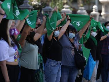 Mujeres llegaron a manifestarse a favor del aborto libre este martes afuera de la Convención Constitucional, en el excongreso en Santiago (Chile).