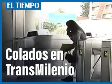 Colados en la estación Bicentenario de TransMilenio.  Usuarios se saltan los torniquetes, o pasan debajo de ellos, para evadir el pago del pasaje; la situación se presenta todos los días. TransMilenio rechaza el comportamiento de los ciudadanos.