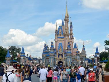 Decenas de personas caminan hoy frente al redecorado palacio de la Cenicienta con ocasión del 50 aniversario de Walt Disney World en el parque temático Magic Kingdom en Lake Buena Vista, Florida (EE.UU.).