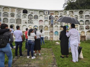 En el cementerio de Puerto Berrío, Antioquia,  la Unidad de Búsqueda de Personas dadas por Desaparecidas recuperó 73 cuerpos la semana pasada.