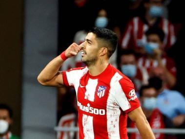 Luis Suárez hace el gesto de hablar por teléfono luego de marcarle al Barcelona.