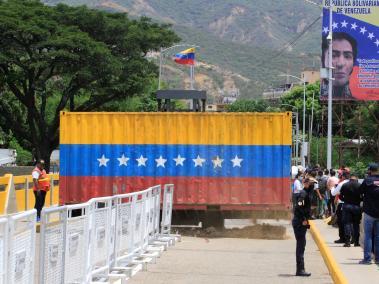 Autoridades venezolanas comenzaron a quitar los contenedores que impedían el paso en los puentes que conectan ambos países.