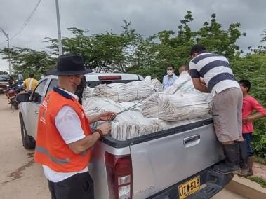 Imágenes de la Gobernación prestando ayudas a familias afectadas por inundación en Pivijay, Magadalena.