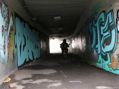 Estos túneles sobre la ciclorruta de la calle 26 siempre han sido denunciados por estar oscuros y ser peligrosos.