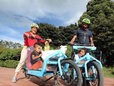 Alejandra y Breytnerth se conocieron en un curso de ciclomontañismo. “La bici nos unió, y esta familia es pura bicicleta”, dice Alejandra. Foto: Milton Díaz. EL TIEMPO