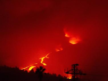 Un nuevo punto eruptivo se abrió en el volcán de Cumbre Vieja dentro del área del cono principal.