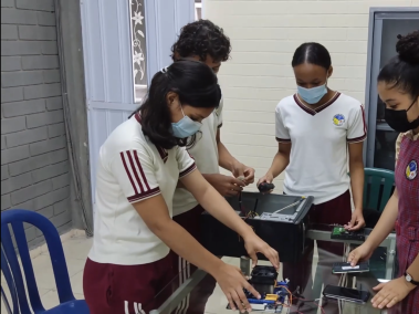 Los jóvenes estudiantes durante la elaboración de los prototipos.