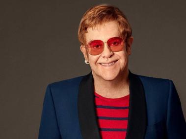 Elton John es un cantante, pianista, compositor y músico de 74 años.