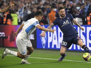 Messi lleva la pelota contra Marsella.