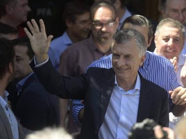 El expresidente de Argentina Mauricio Macri saluda tras comparecer ante un juez en el juzgado federal de Dolores, provincia de Buenos Aires, el 28 de octubre de 2021.
