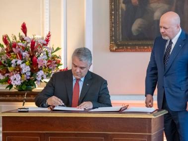El presidente Iván Duque y el fiscal de la CPI, Karim Khan, en la firma del acuerdo, ayer.