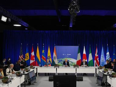 El presidente estadounidense Joe Biden (C), flanqueado por la Presidenta de la Comisión Europea, Ursula von der Leyen (L) y el Primer Ministro británico Boris Johnson (R), habla durante una reunión sobre "Reconstruir un mundo mejor (B3W)", como parte de la Cumbre Mundial de Líderes de la Conferencia de las Naciones Unidas sobre el Cambio Climático COP26 en Glasgow, Escocia, el 2 de noviembre de 2021. Los líderes mundiales reunidos en la cumbre climática COP26 en Glasgow emitirán un compromiso multimillonario para poner fin a la deforestación para 2030.