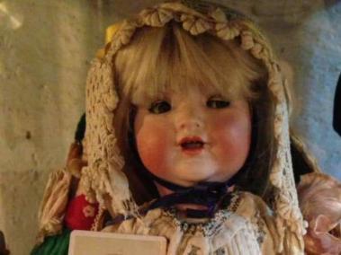 Emma, la muñeca de dientes y cabello humano que se exhibe en museo mexicano
