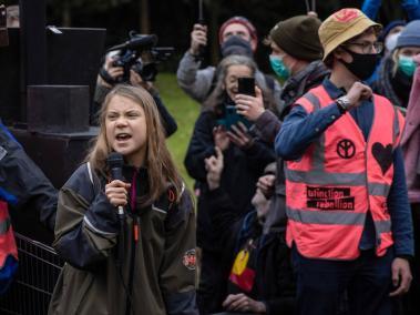La joven activista sueca Greta Thunberg, que en 2019 inició una huelga climática los viernes ante el Parlamento de su país que impulsó el surgimiento del movimiento mundial de jóvenes por el clima, encabezará las movilizaciones que tendrán lugar este viernes y sábado en Glasgow (Reino Unido), donde se celebra hasta el 12 de noviembre la XXVI Conferencia de las Partes de la Convención Marco de Cambio Climático de la ONU (COP26).