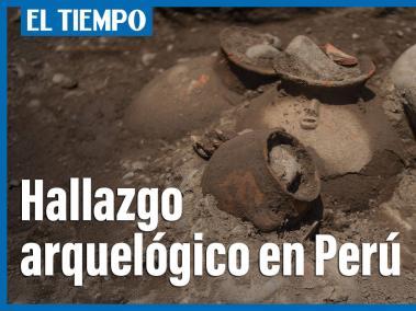 Obreros que hacían una excavación para tender redes de gas natural hallaron bajo una calle de Lima restos de un cementerio prehispánico, con vasijas de cerámica de 2.000 años de antigüedad, informó el jueves una arqueóloga