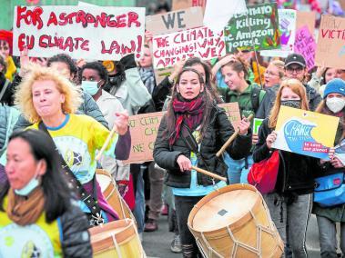 Cientos de personas exigieron medidas urgentes para combatir el cambio climático en la conferencia COP26 de Glasgow.