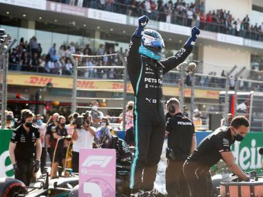 El piloto finlandés de Mercedes, Valtteri Bottas, celebra tras ganar la sesión de clasificación.
