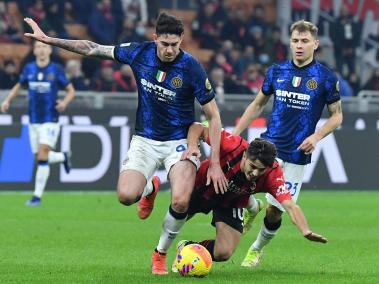 Acción del candente duelo entre Milan e Inter.