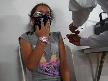 Desde este lunes comenzó la vacunación de niños entre 3 y 11 años en colegios de Bogotá.