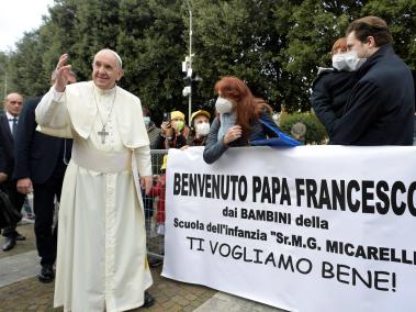 El Papa Francisco saludó a los lugareños con motivo de la Jornada Mundial de los Pobres en Asís, Italia,
