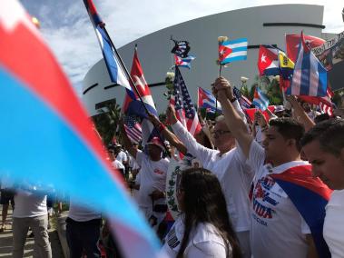 En en Miami Decenas de cubanos ondean la bandera nacional durante una manifestación de apoyo a la marcha de Cuba hoy.